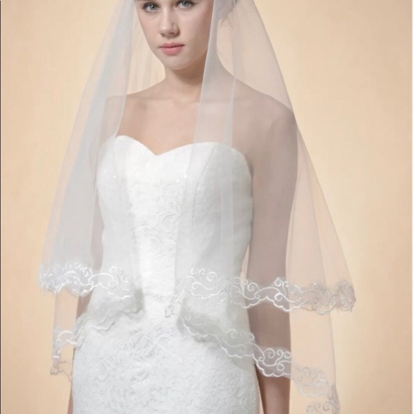 New beautiful chapel length lace edge veil - Picture 3 of 8